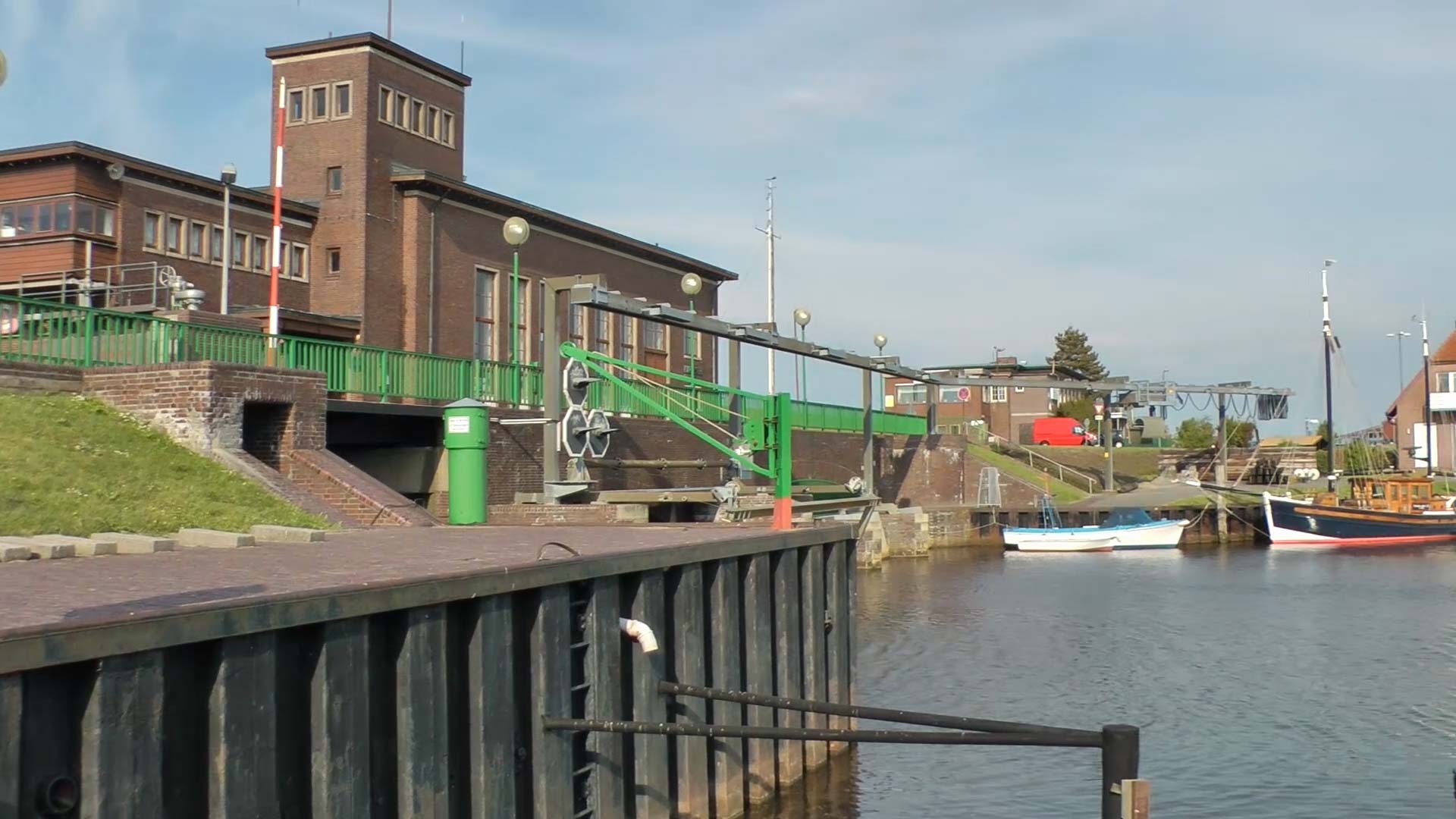 Die Friedrichsschleuse verbindet die Harle mit der Nordsee