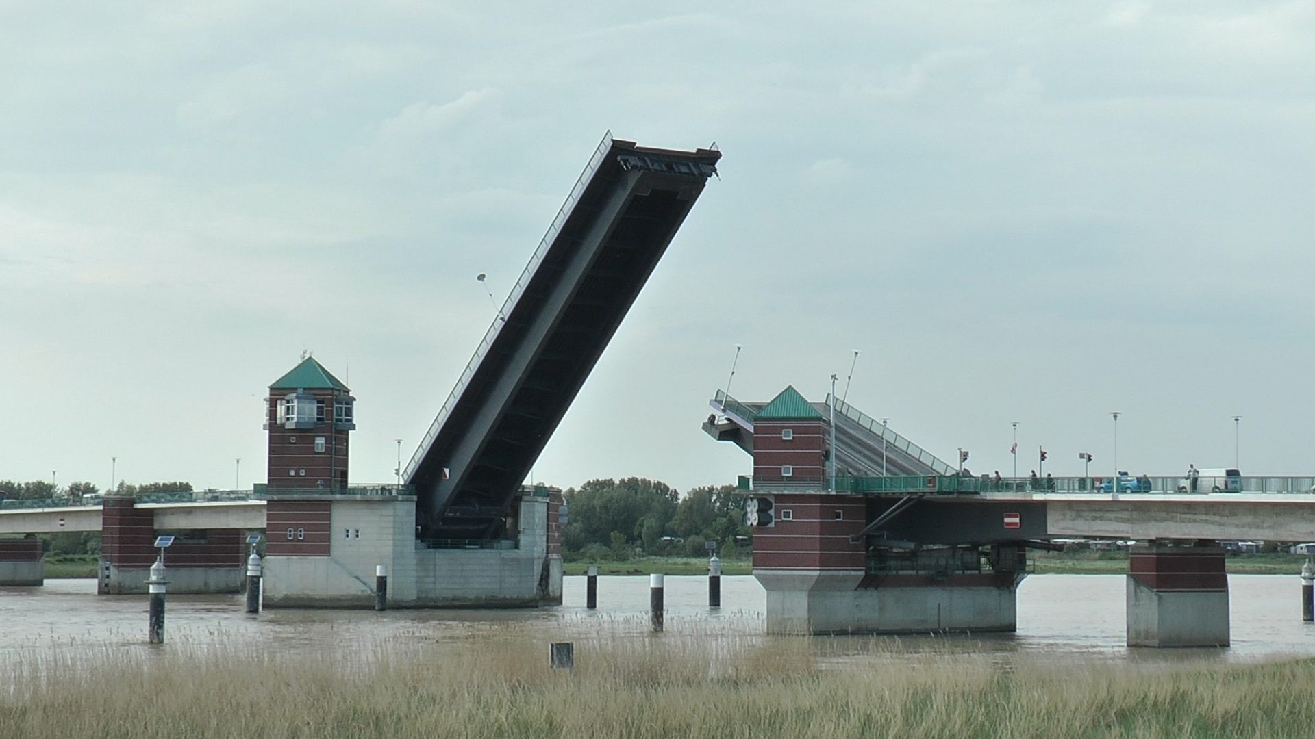 größte Klappbrücke Westeuropas bei Leer (Ostfriesland)